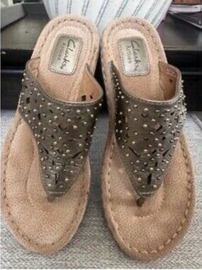 UEC Clarks Artisan Amaya Metallic Subtle Gold Studded Thong Sandals 1.5” Heel